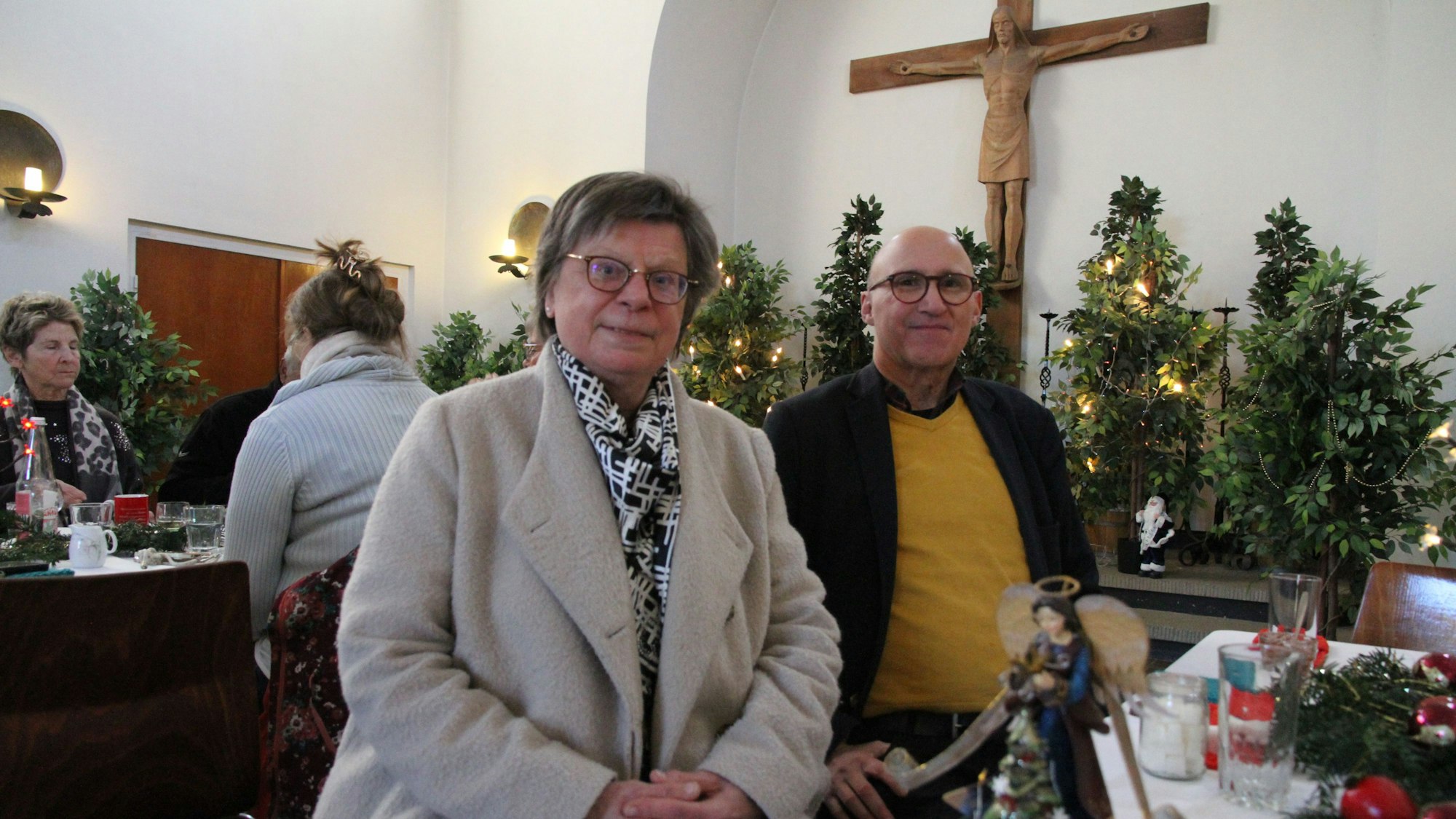 Weihnachtsfeier für Alleinstehende des Café T.o.d. in der Trauerhalle des Siegburger Nordfriedhofs, Vorsitzende Uschi Stenz mit Stammgast Christoph Merz