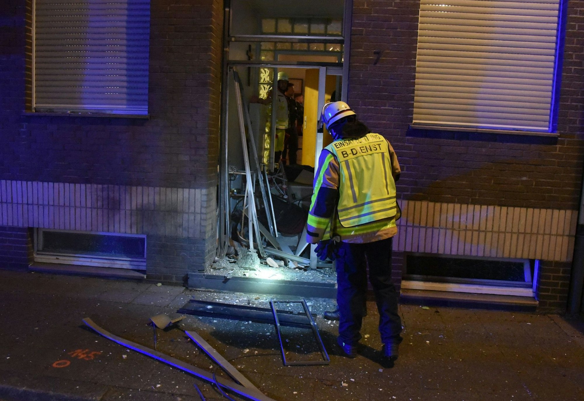 Durch die Explosion war die Haustür eines Mehrfamilienhauses schwer beschädigt worden.