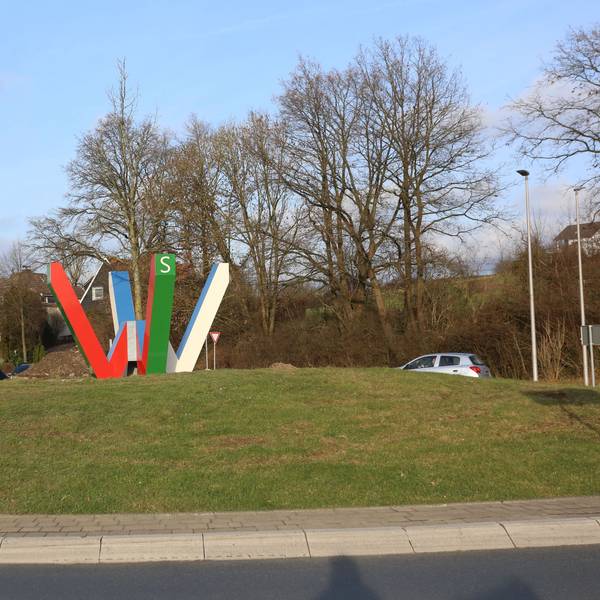 Das doppelte W steht für „Wir in Wipperfürth“ und hat die Form einer Kompassrose.