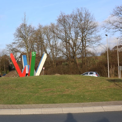 Das doppelte W steht für „Wir in Wipperfürth“ und hat die Form einer Kompassrose.