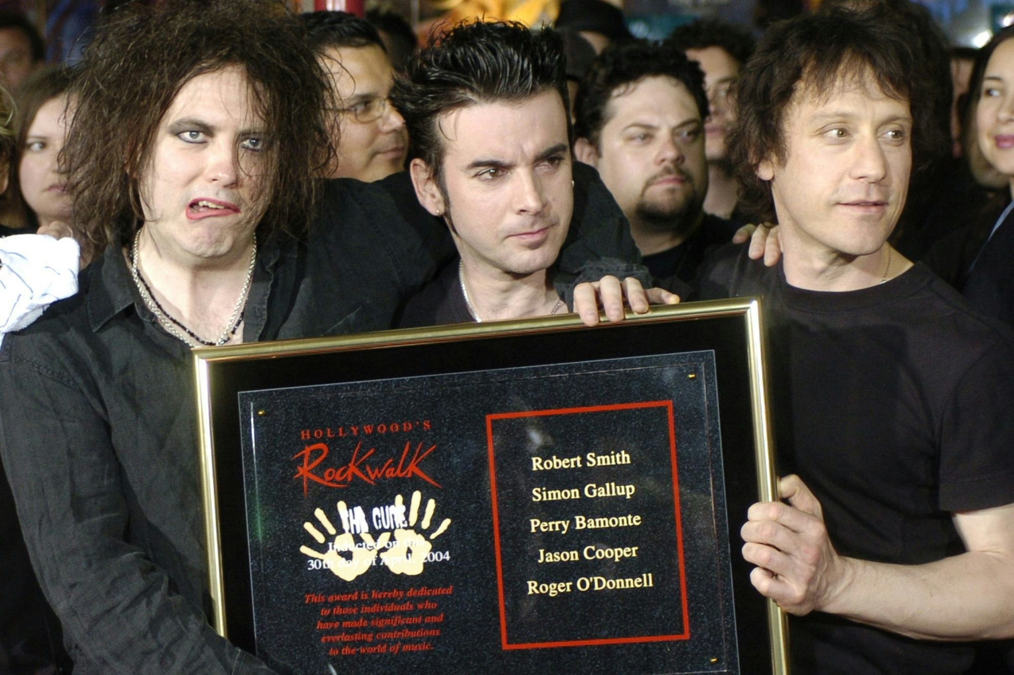 Robert Smith (v.l.n.r.), Simon Gallup und Perry Bamonte von The Cure im Jahr 2004