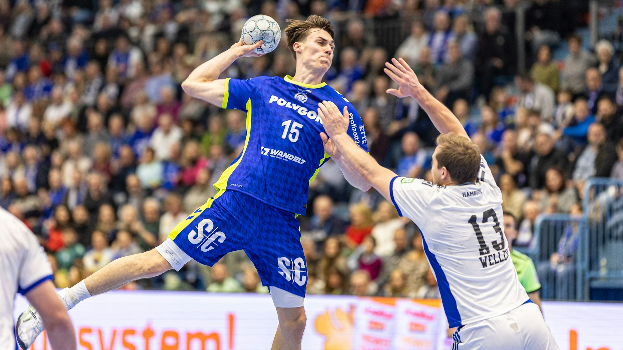 Miro Schluroff überwindet beim Wurf den Hamburger Niklas Weller.