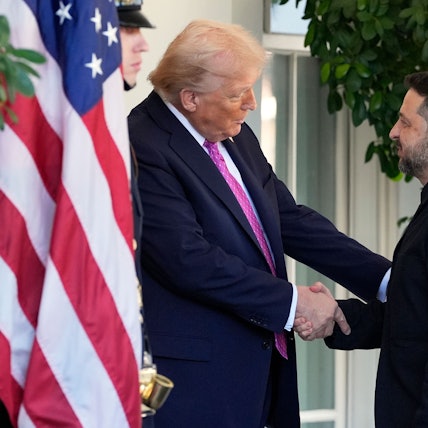 US-Präsident Donald Trump (l.) begrüßt im Oktober den ukrainischen Präsidenten Wolodymyr Selenskyj vor dem Weißen Haus. Nun ist ein erneutes Treffen geplant.