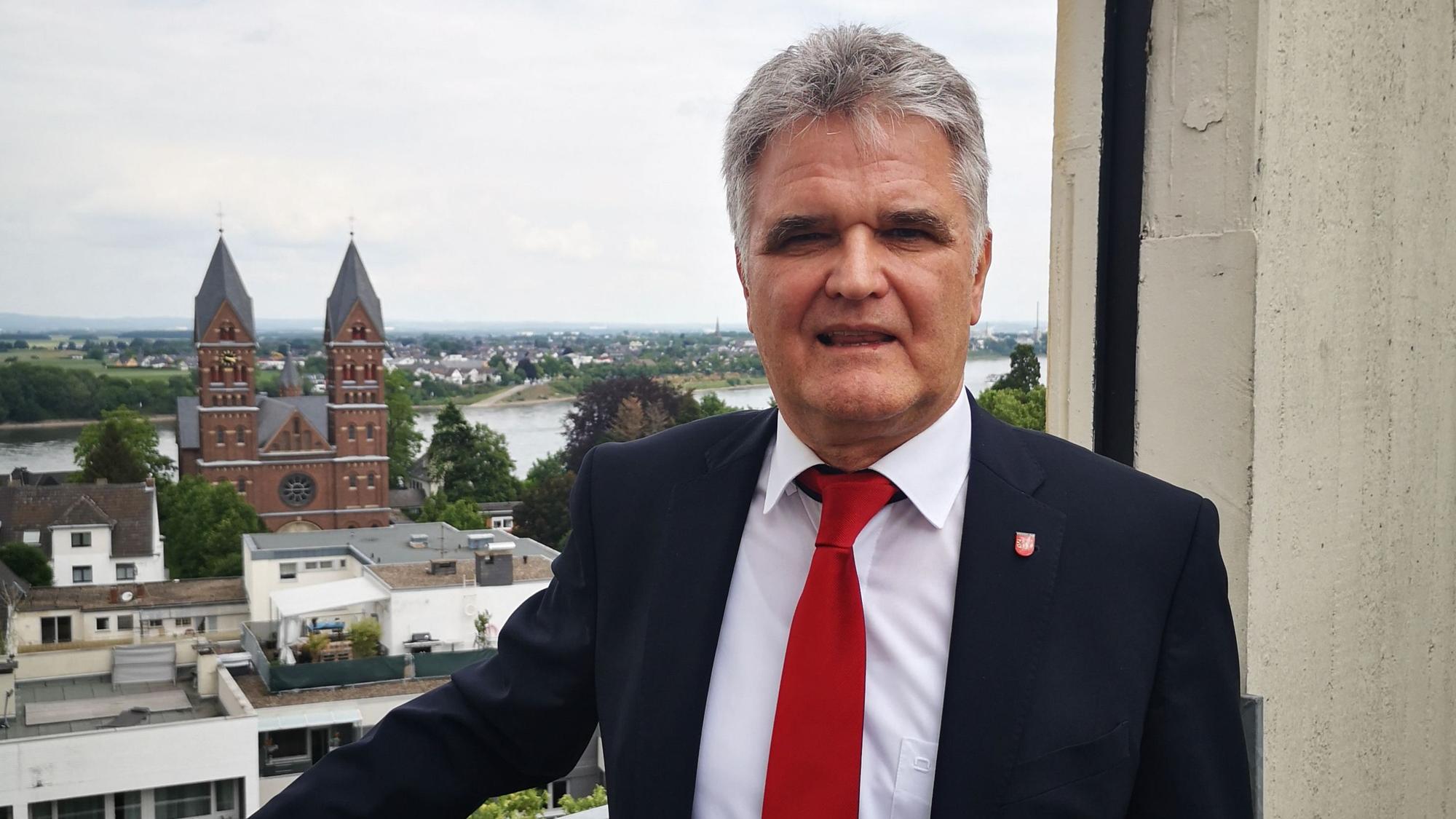 Auf dem Foto ist der langjährige Bürgermeister von Wesseling zu sehen.
