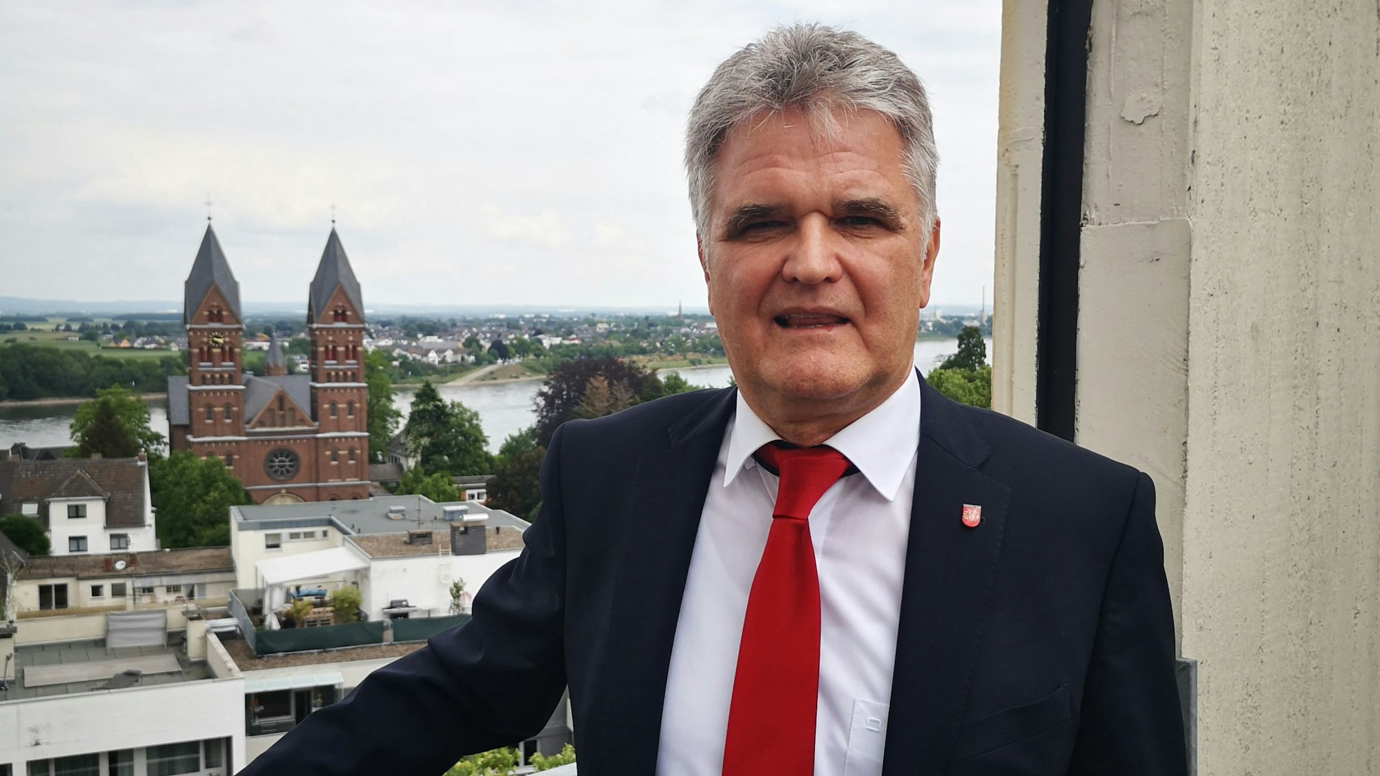 Auf dem Foto ist der langjährige Bürgermeister von Wesseling zu sehen.