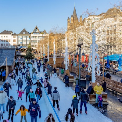 Auf der Eisbahn am Kölner Heumarkt ist es frostig. Aber fällt zum Jahreswechsel auch Schnee?