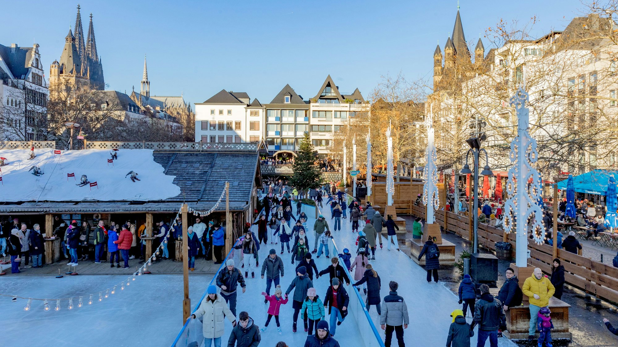 Auf der Eisbahn am Kölner Heumarkt ist es frostig. Aber fällt zum Jahreswechsel auch Schnee?