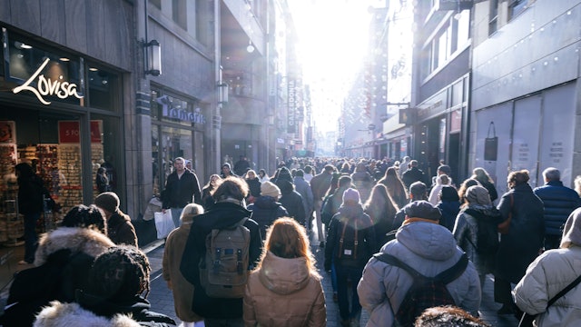 Weniger los als gedacht: Am Samstag bummelten die Menschen auf der Schildergasse.
