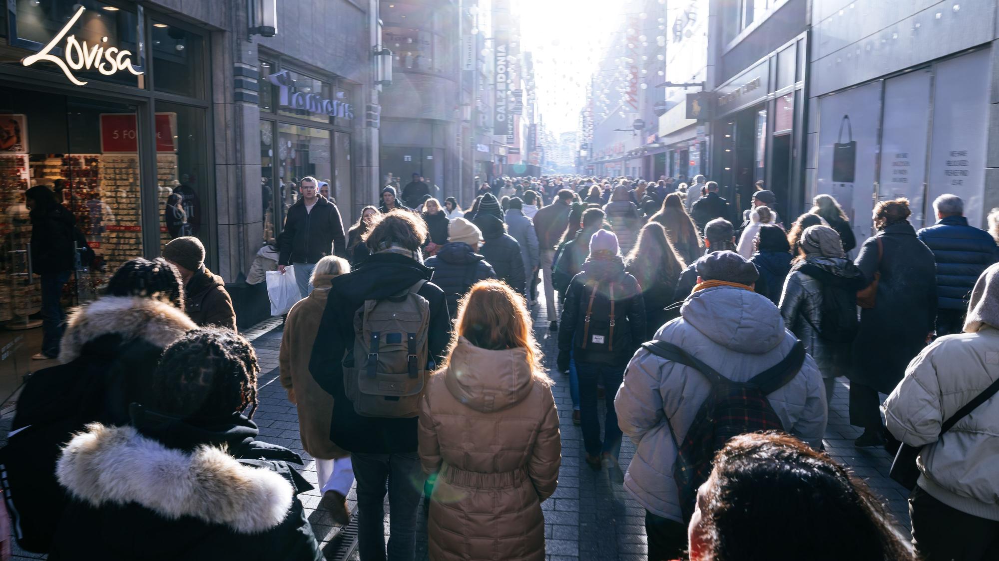 Weniger los als gedacht: Am Samstag bummelten die Menschen auf der Schildergasse.