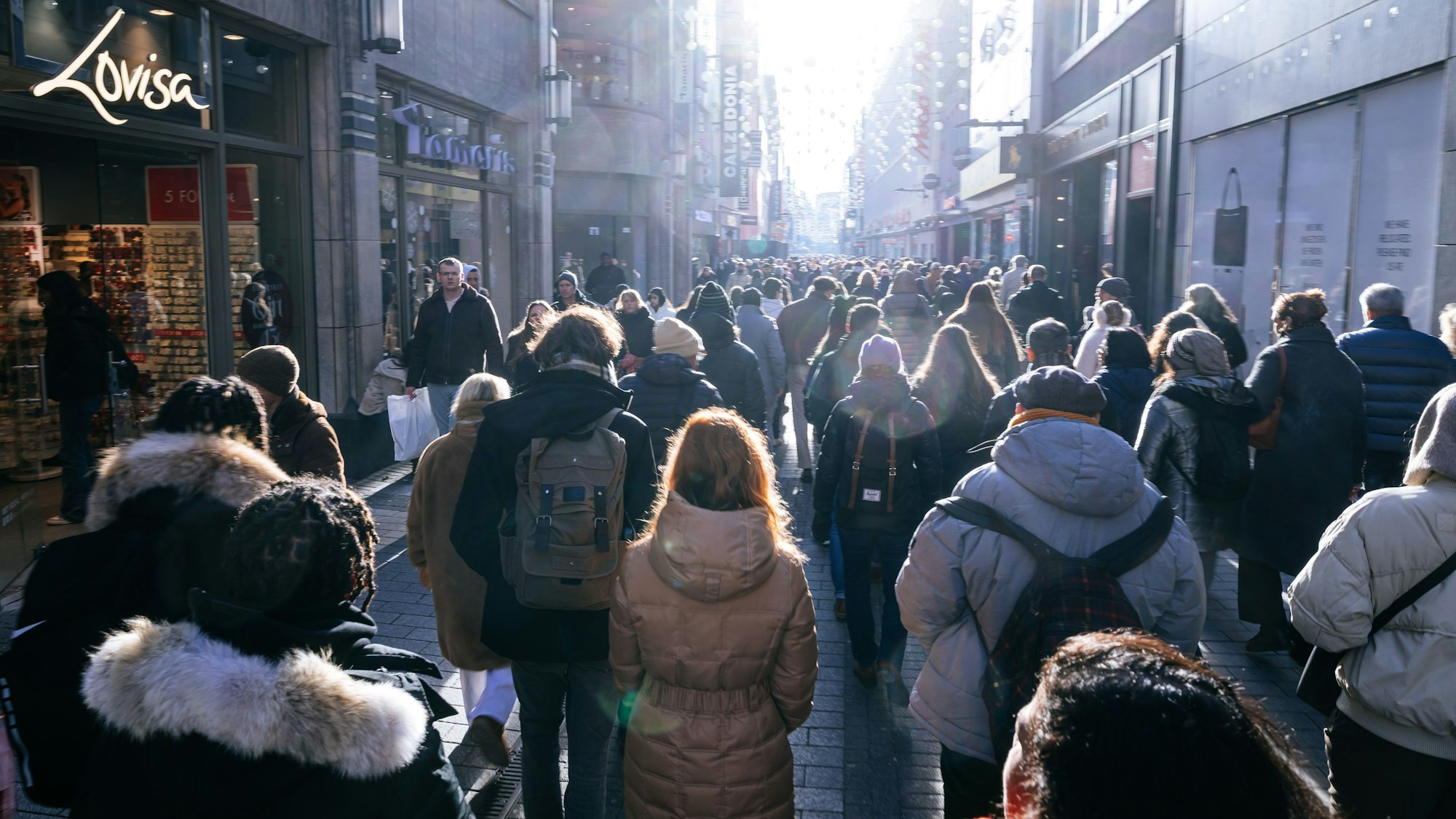 Weniger los als gedacht: Am Samstag bummelten die Menschen auf der Schildergasse.