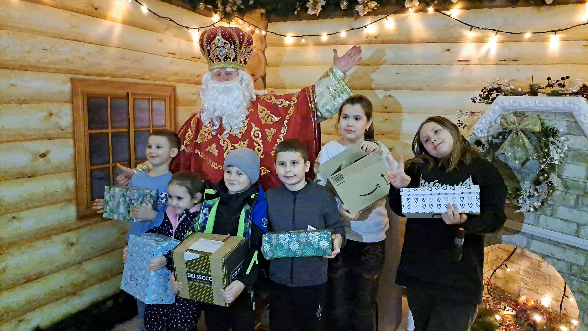 Bescherung in der Stadtbibliothelk von Butscha: Geschenke verteilt hier der heilige Nikolaus.