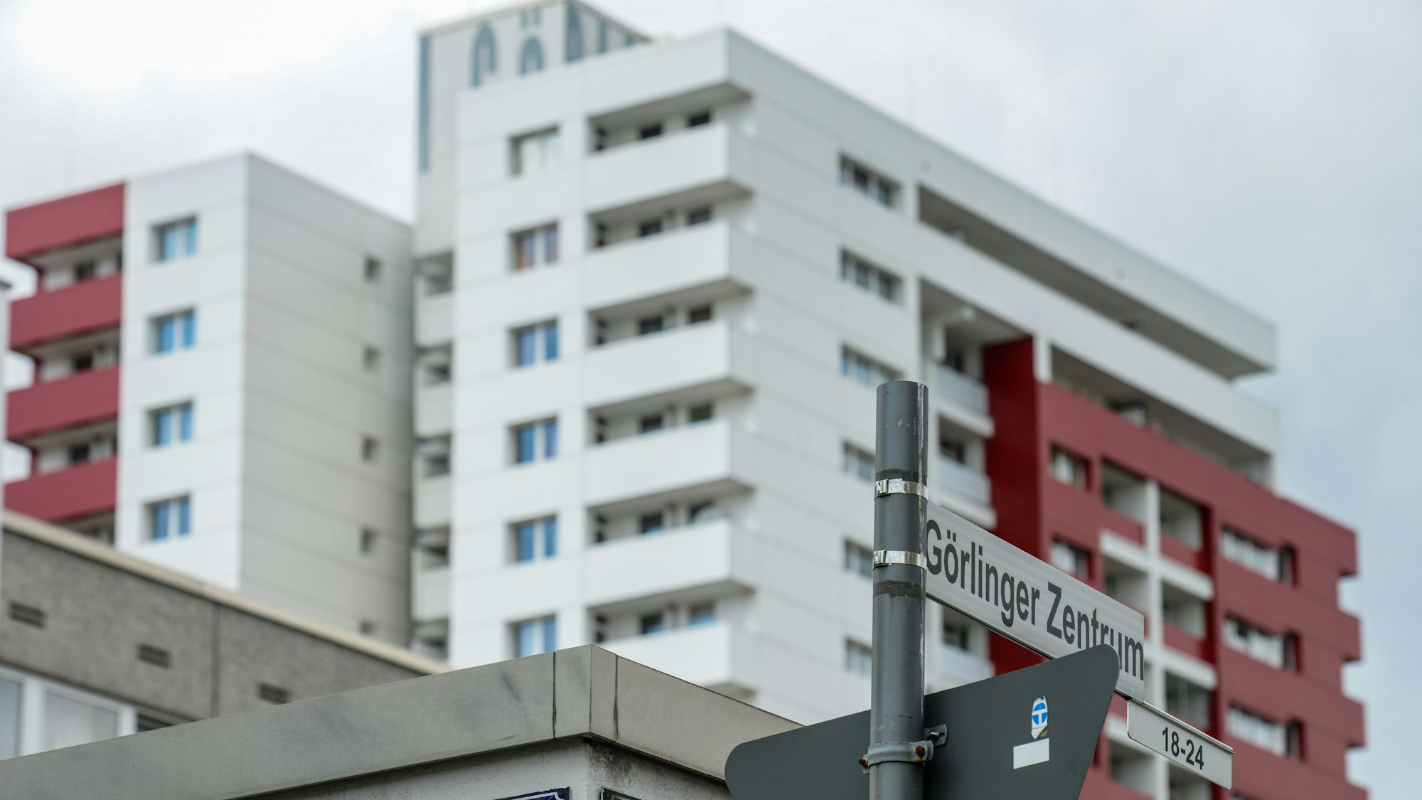 Das Bild zeigt Hochhäuser und ein Straßenschild in der Großwohnsiedlung Görlinger Zentrum in Köln. Foto: Uwe Weiser