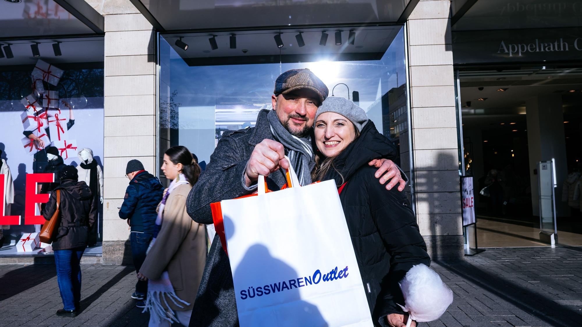 Simone und Oliver kaufen Geschenke für ihre Enkel nach.