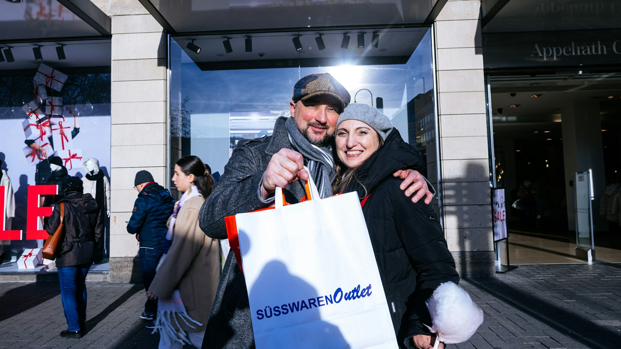 Simone und Oliver kaufen Geschenke für ihre Enkel nach.