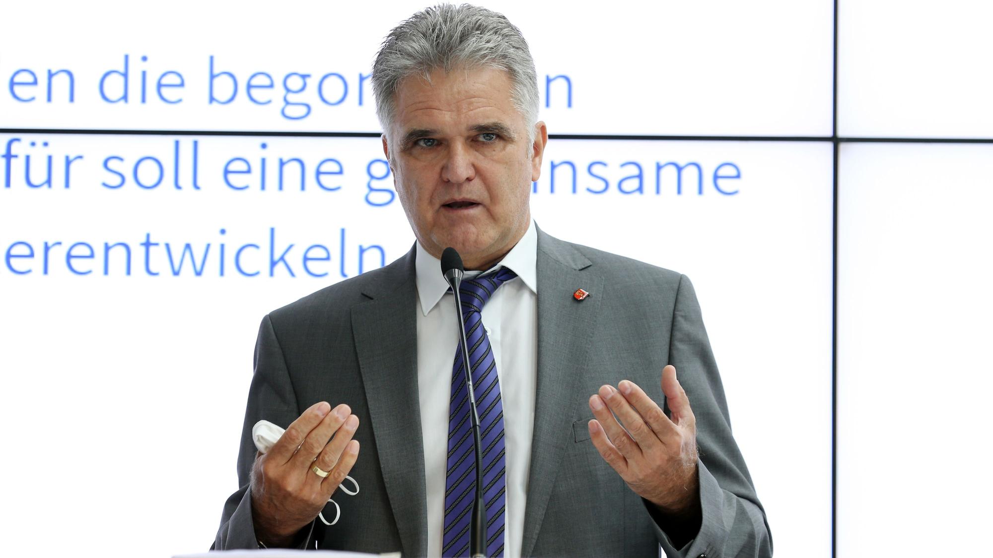 Auf dem Foto ist Wesselings ehemaliger Bürgermeister zu sehen.