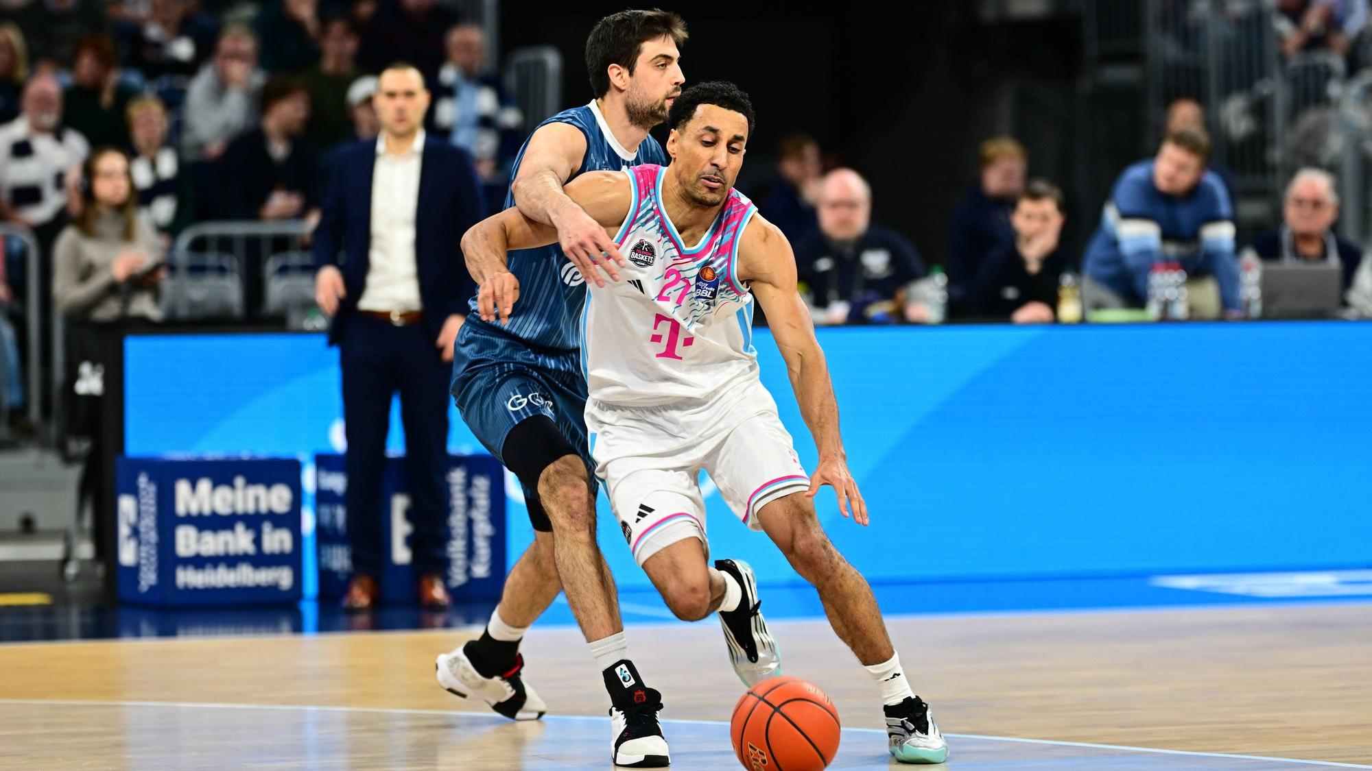 Bonns Joel Aminu (rechts) verwandelt sieben Dreier, hier foult ihn Heidelbergs Mateo Seric.