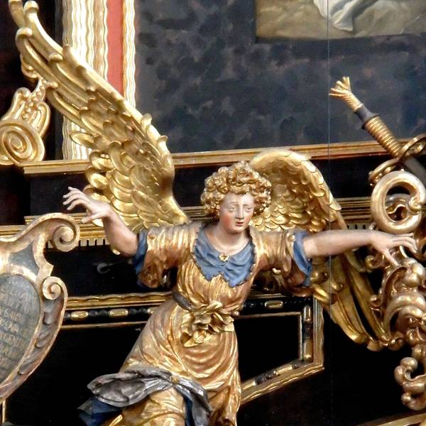 Eine goldene Engelsfigur in einer Kirche.