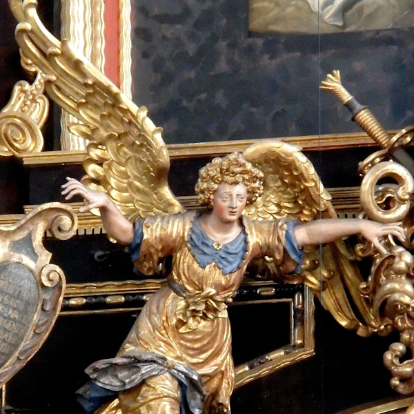 Eine goldene Engelsfigur in einer Kirche.