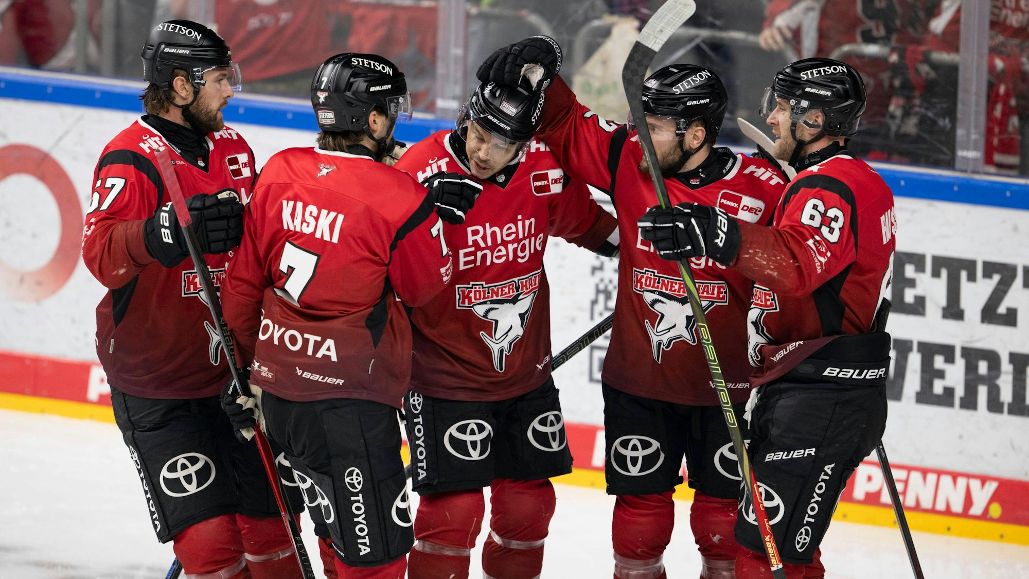 Gut gemacht: Brady Austin (l.), Oliwer Kaski Kölner Haie, Parker Tuomie und Patrick Russell (r.) gratulieren Tanner Kero (Mitte) zum 1:0.