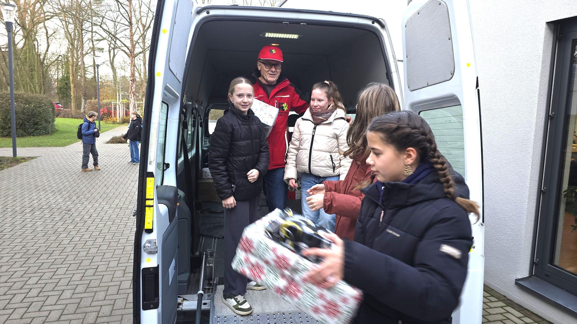 Schüler des Sankt Josef-Gymnasiums Rheinbach packten Kräftig mit an, um die Weihnachtspakete einzuladen.
