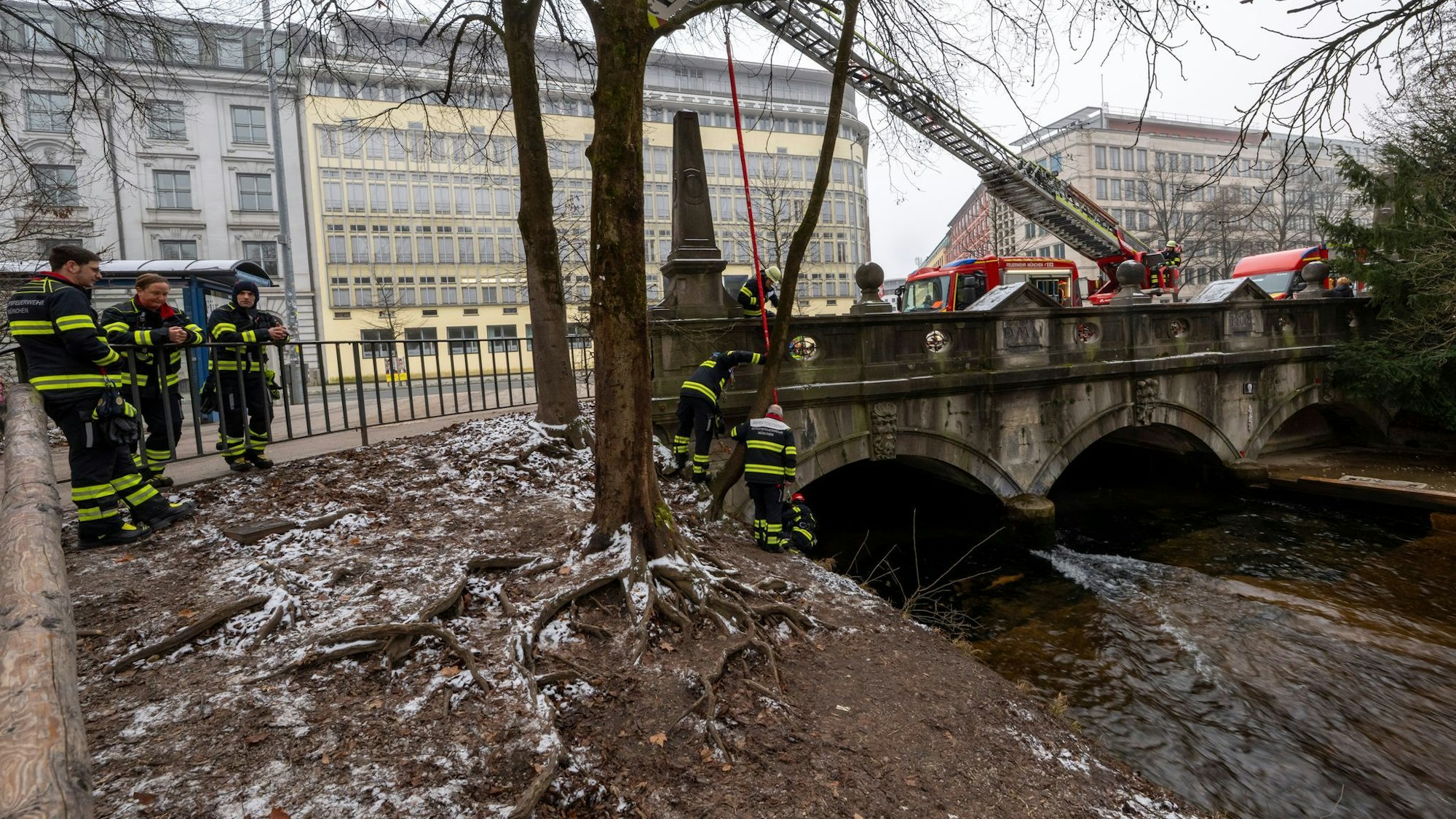 Ein Kran baut die Rampe ab.