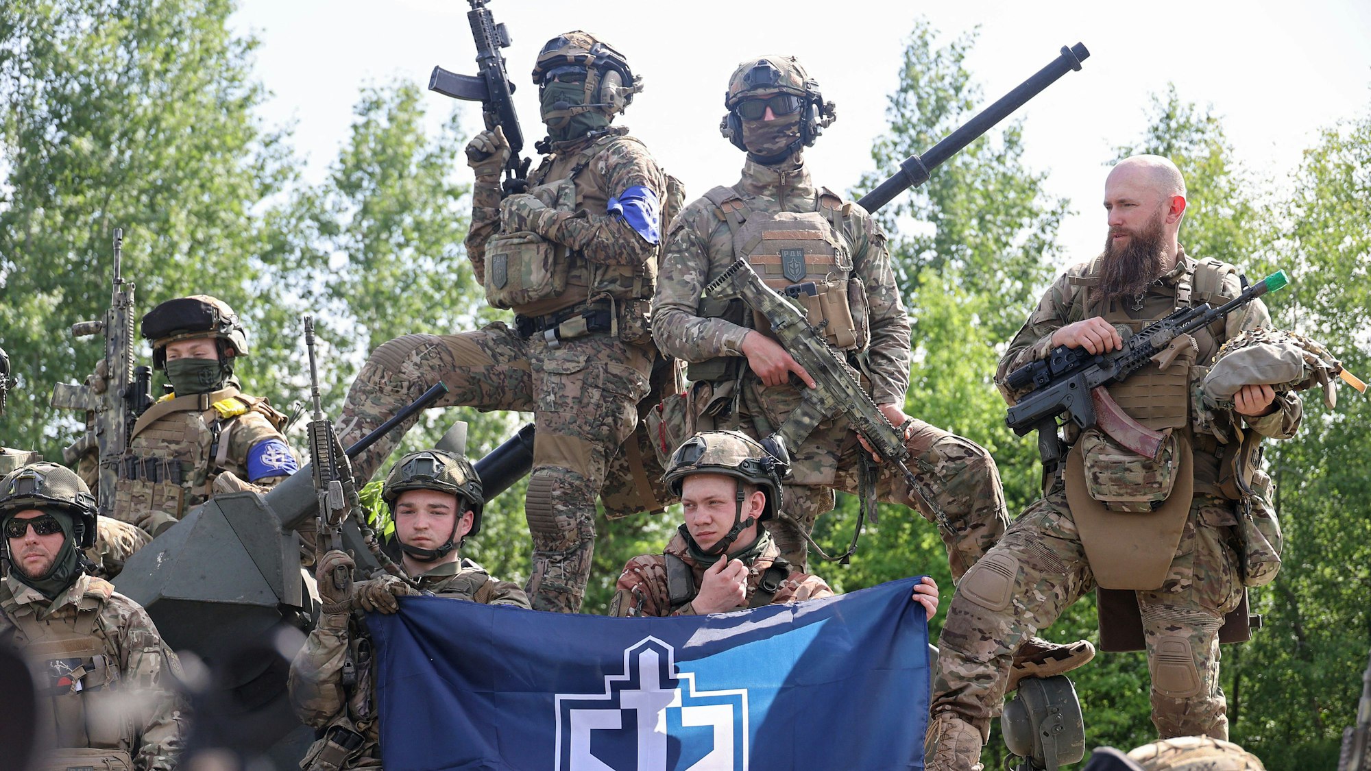 Kämpfer des Russischen Freiwilligenkorps posieren bei einem Pressetermin in der Ukraine. (Archivbild)