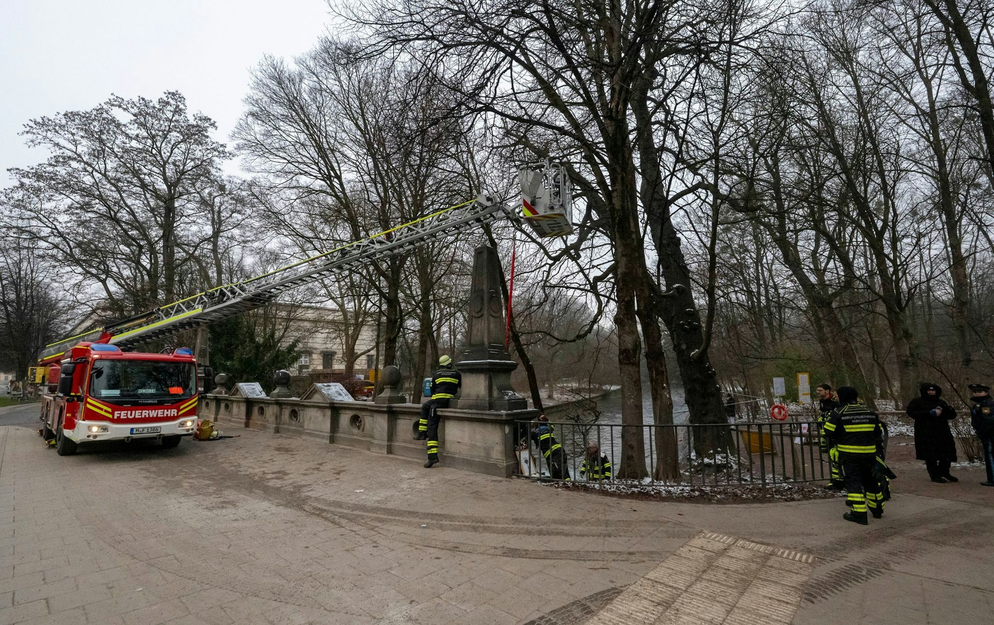Ein Kran war im Einsatz.