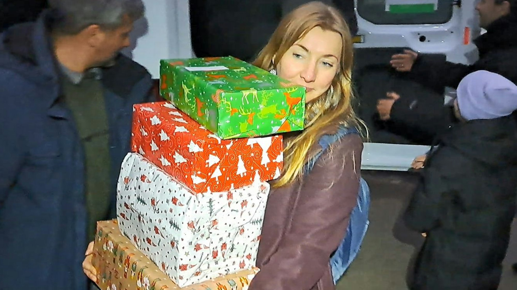 Tanja Rybakova hilft beim Ausladen der Wichtelpakete in Butscha.