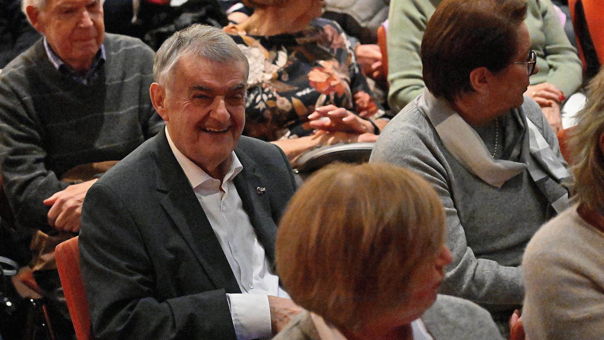 NRW-Innenminister Herbert Reul sitzt im Publikum und lacht.