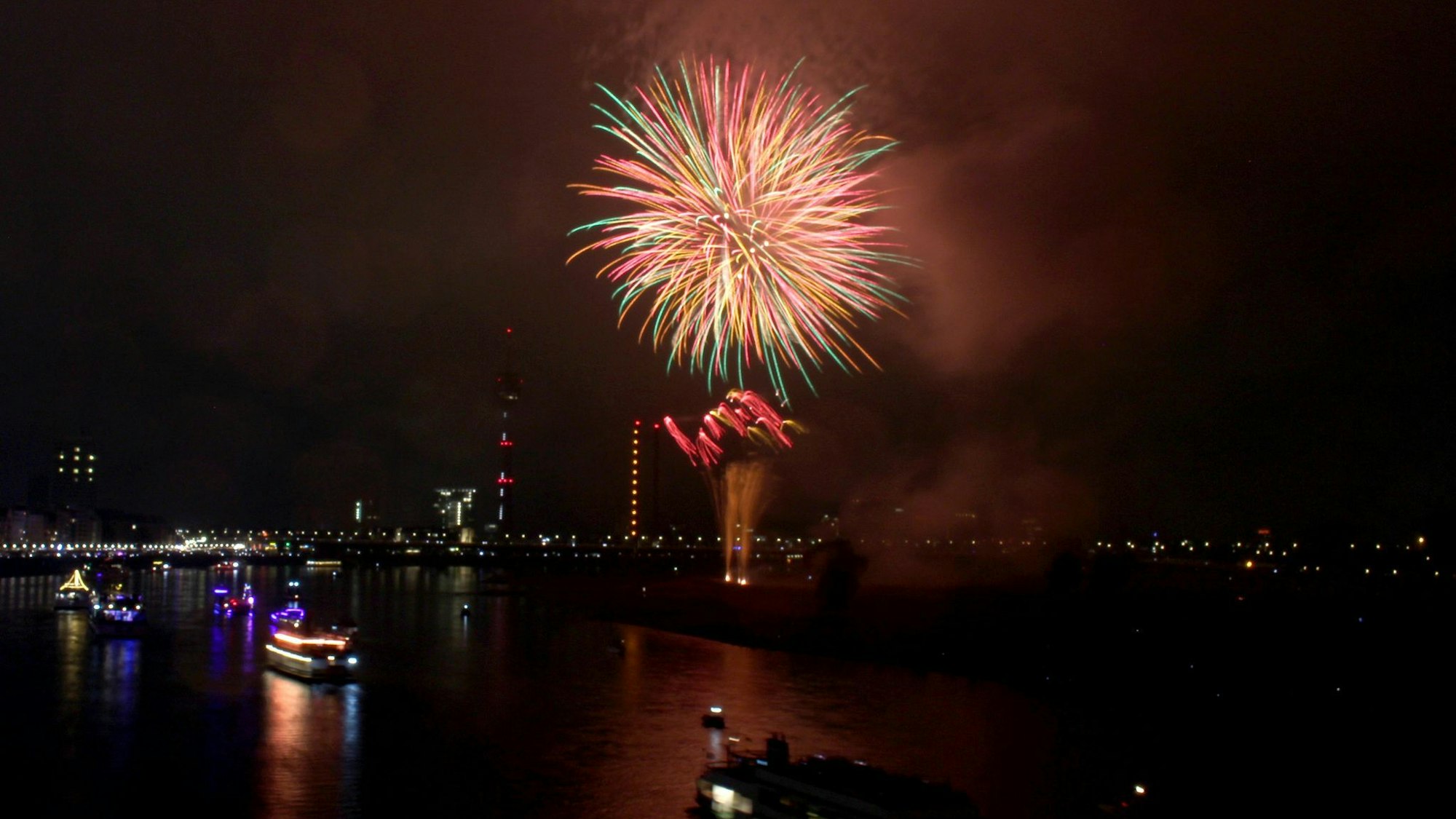 Japanisches Feuerwerk erhellte Ende Mai 2025 den Nachthimmel über dem Rhein. (Archivbild).