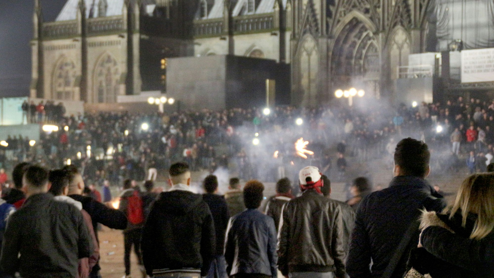 Zahlreiche Menschen sind am 31.12.2015 in Köln auf dem Vorplatz des Hauptbahnhofs zu sehen.