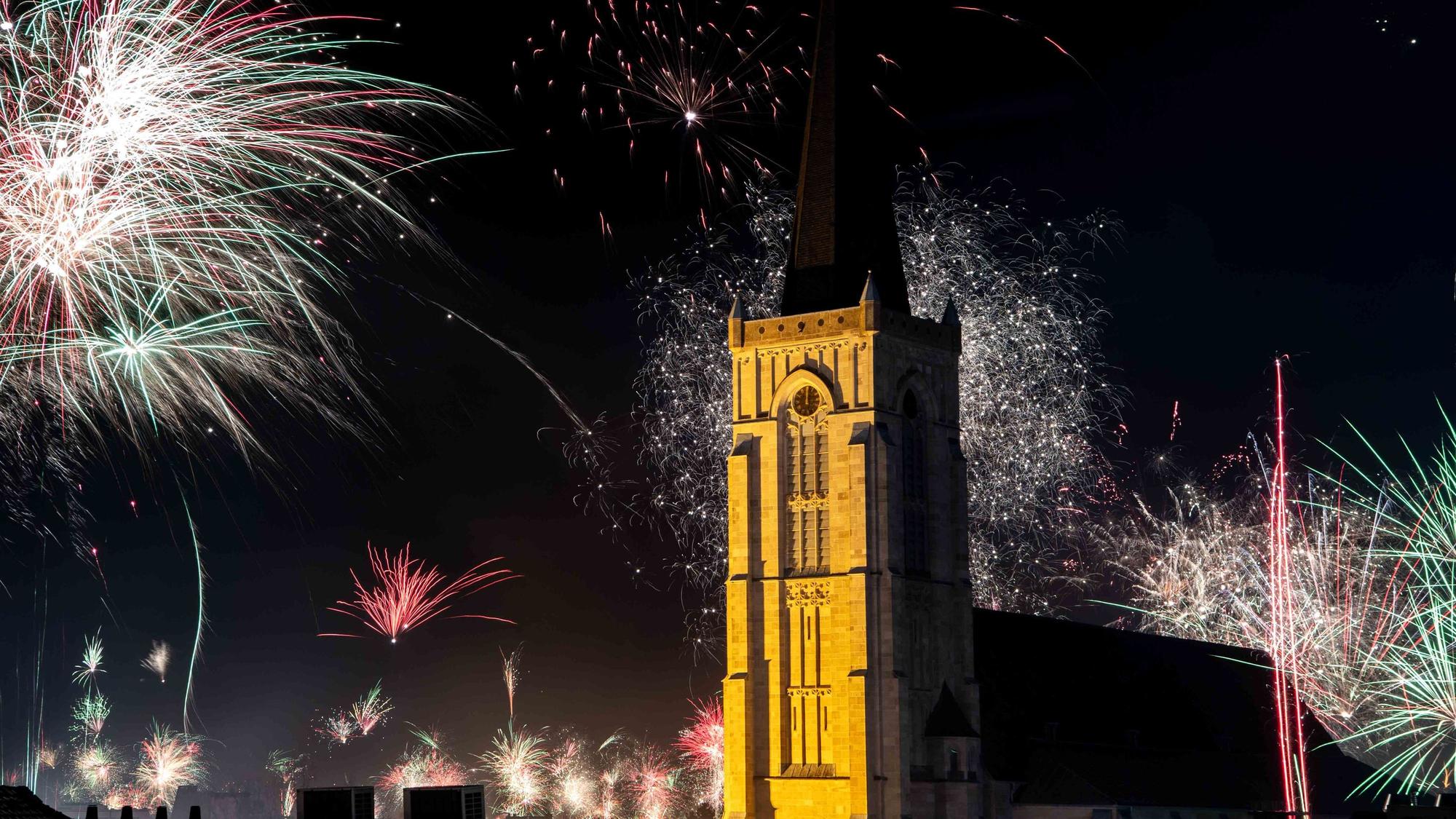 Das Bild zeigt Feuerwerk in der Silvesternacht an der Herz-Jesu-Kirche.