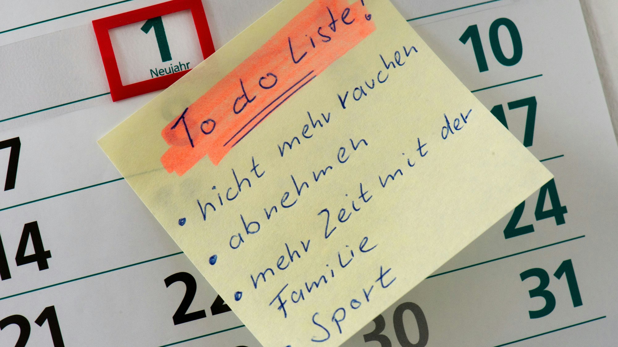 Ein Symbolbild mit einer To-do-Liste mit guten Vorsätzen auf einem Kalender ist zu sehen.