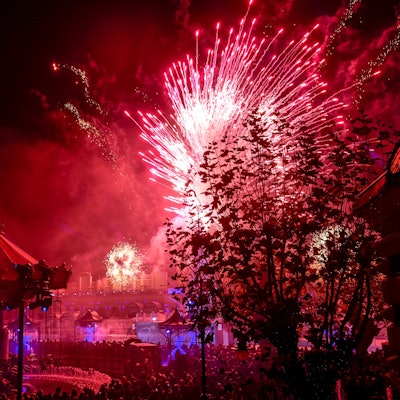 Über Fahrgeschäften wird im Phantasialand ein Feuerwerk gezündet.