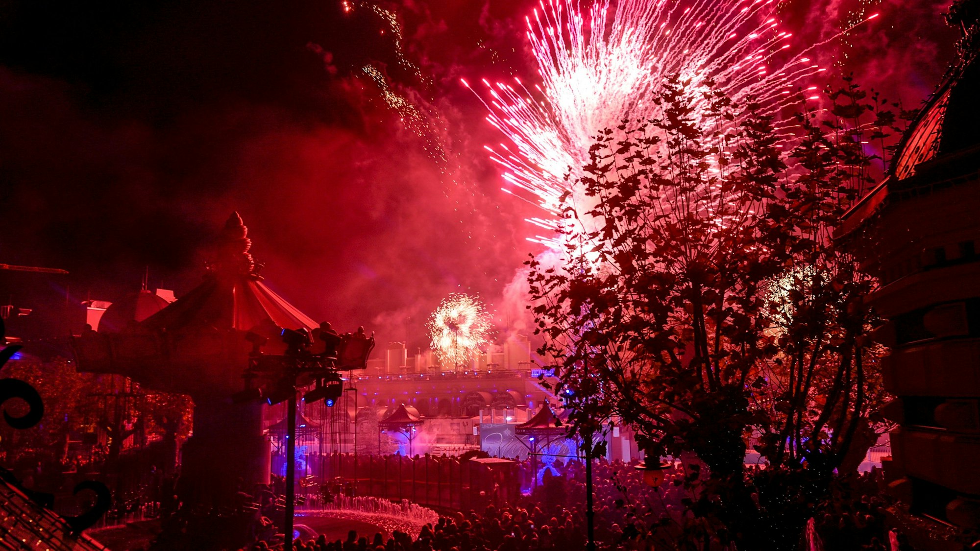 Über Fahrgeschäften wird im Phantasialand ein Feuerwerk gezündet.