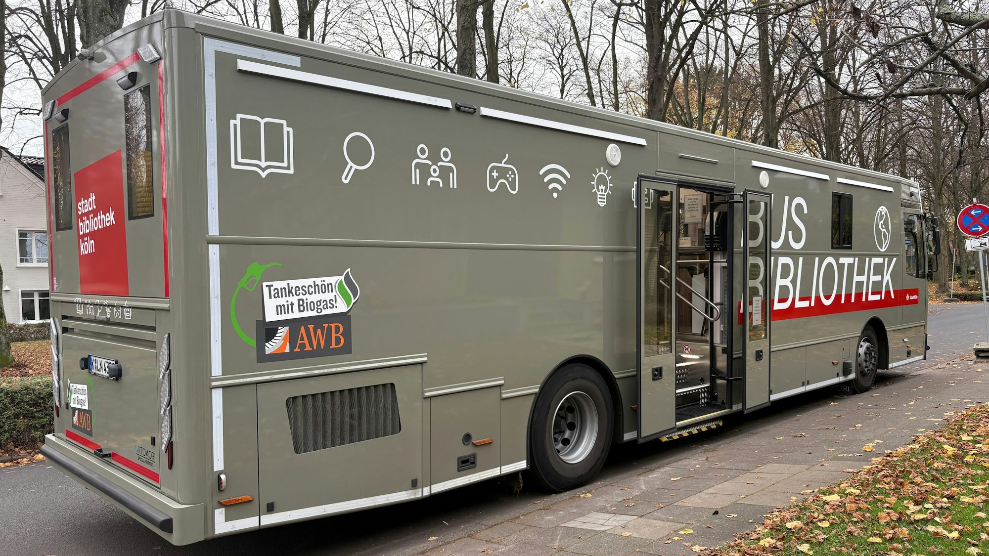Die Kölner Busbibliothek. Der Wagen ist grau und ein großer Schriftzug „Busbibliothek“ kennzeichnet ihn.
