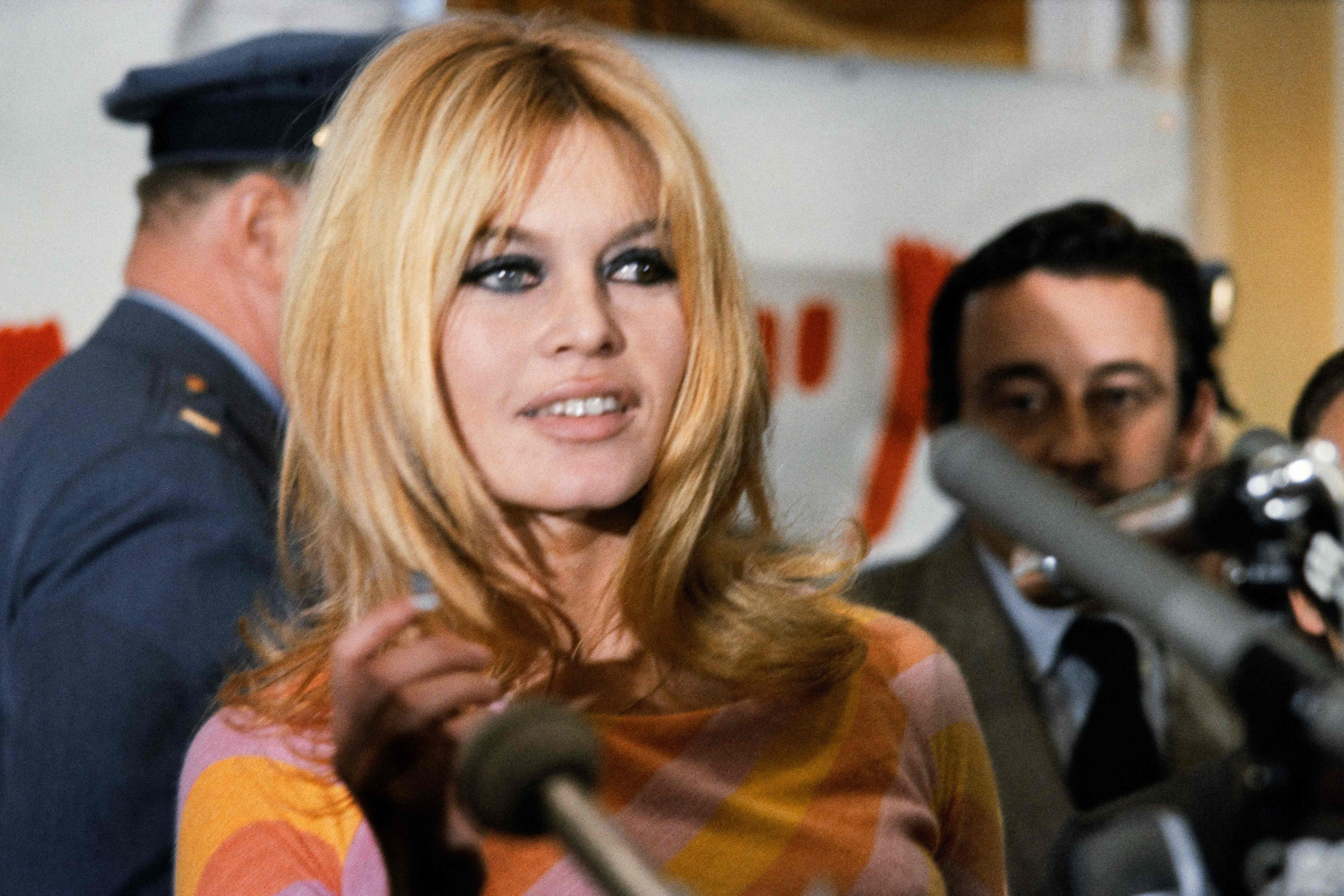 Brigitte Bardot auf einer Pressekonferenz 1965. (