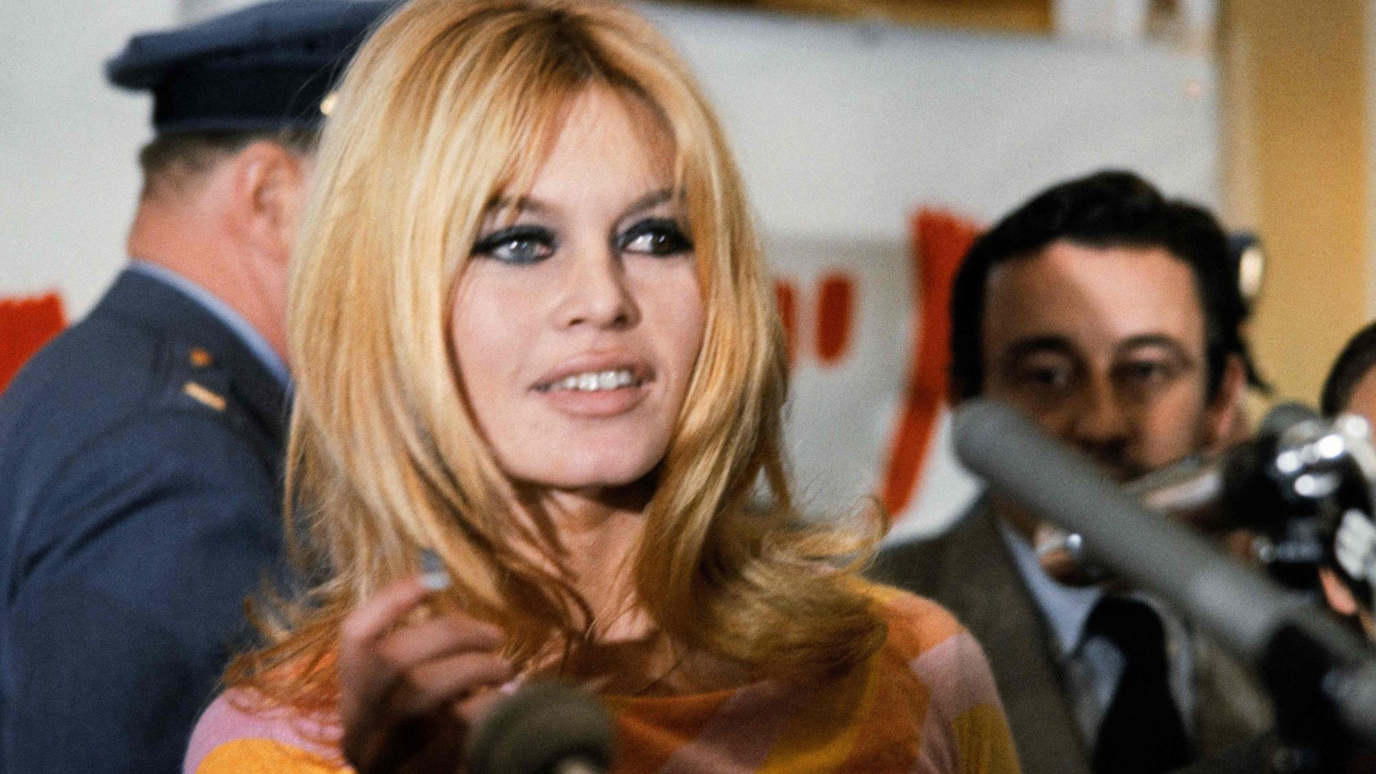 Brigitte Bardot auf einer Pressekonferenz 1965. (