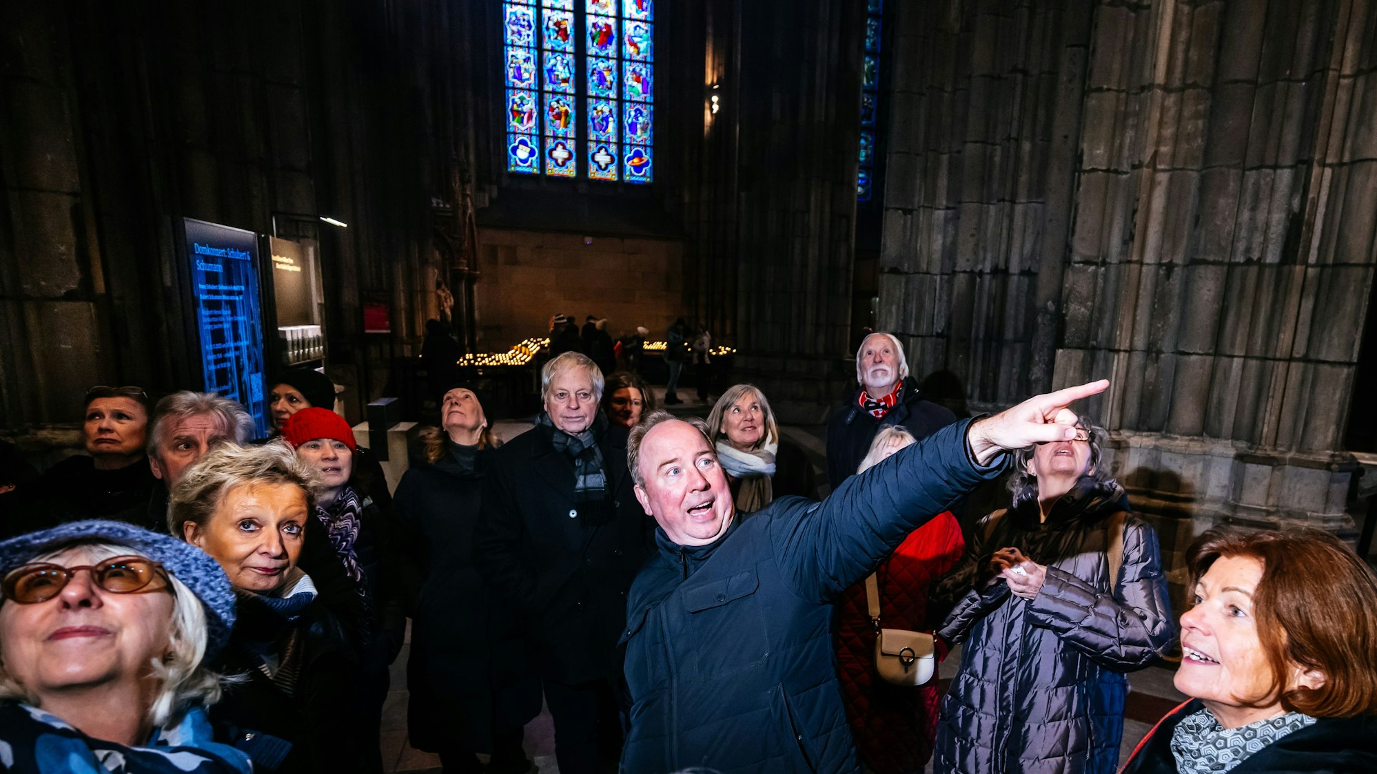 Mit Begeisterung zeigt Robert Kleine der Altenhilfe-Gruppe den Dom