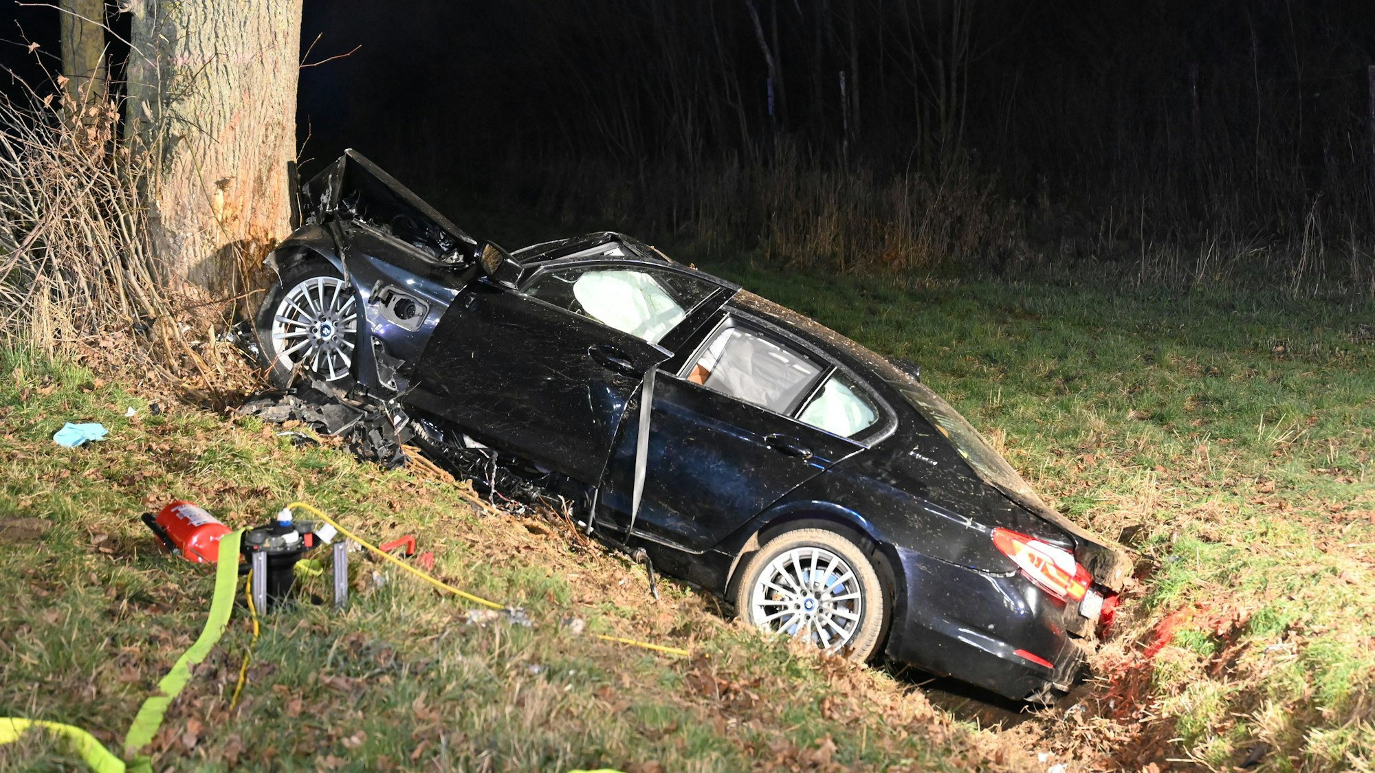 Das Foto zeigt ein zerstörtes Fahrzeug an einem Baum.