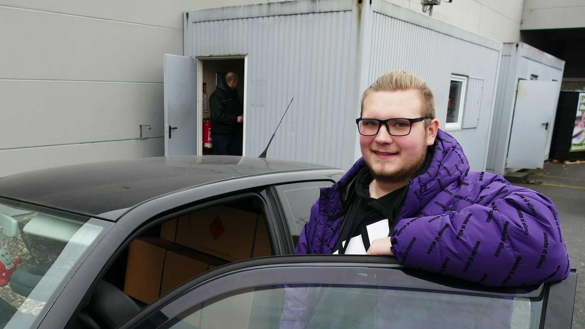 Alex Gershnovskj aus Mülheim an der Ruhr hat extra die Rückbank seines Autos vermessen, damit die beiden Überraschungspakete hineinpassen.