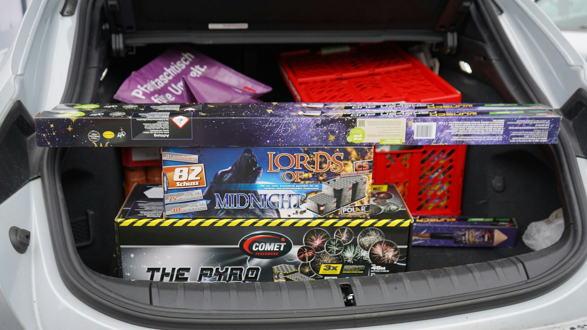 Das Foto zeigt Feuerwerkskörper in einem Kofferraum.