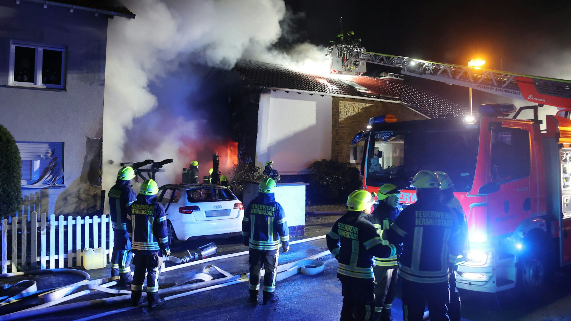 Blick auf eine Einsatzstelle der Feuerwehr.