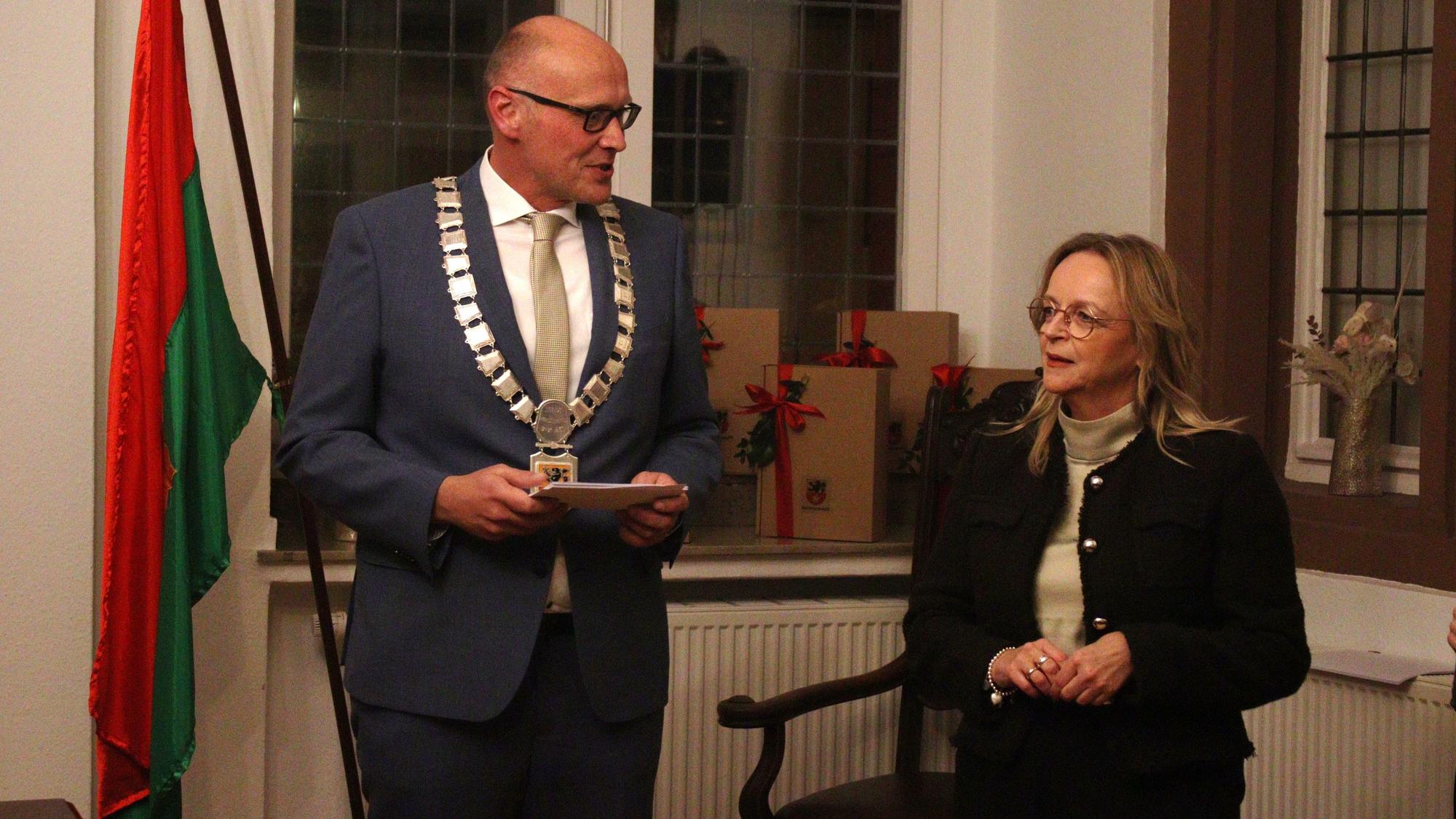 Sebastian Glatzel trägt die Bürgermeister-Kette von Bad Münstereifel und schaut seine Vorgängerin Sabine Preiser-Marian, die neben ihm steht.
