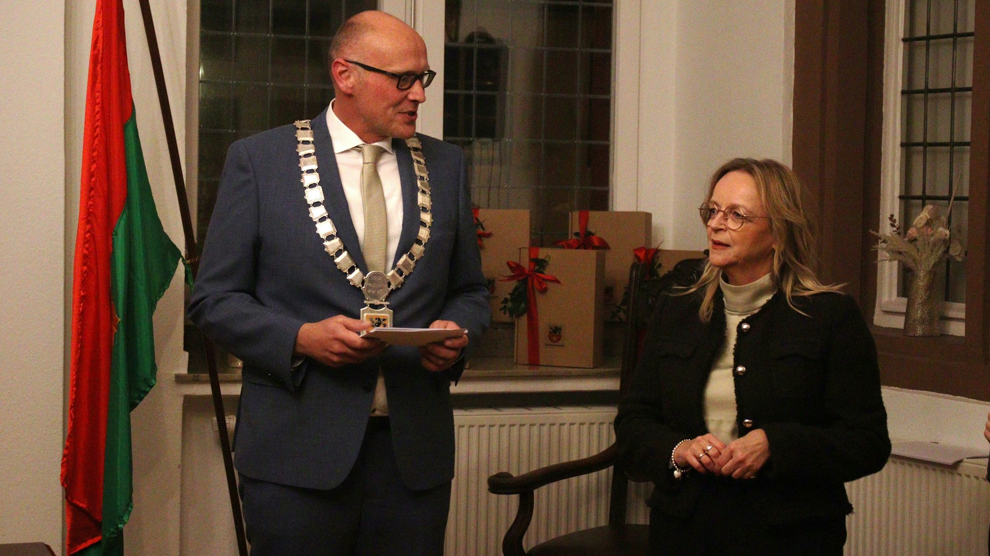 Sebastian Glatzel trägt die Bürgermeister-Kette von Bad Münstereifel und schaut seine Vorgängerin Sabine Preiser-Marian, die neben ihm steht.