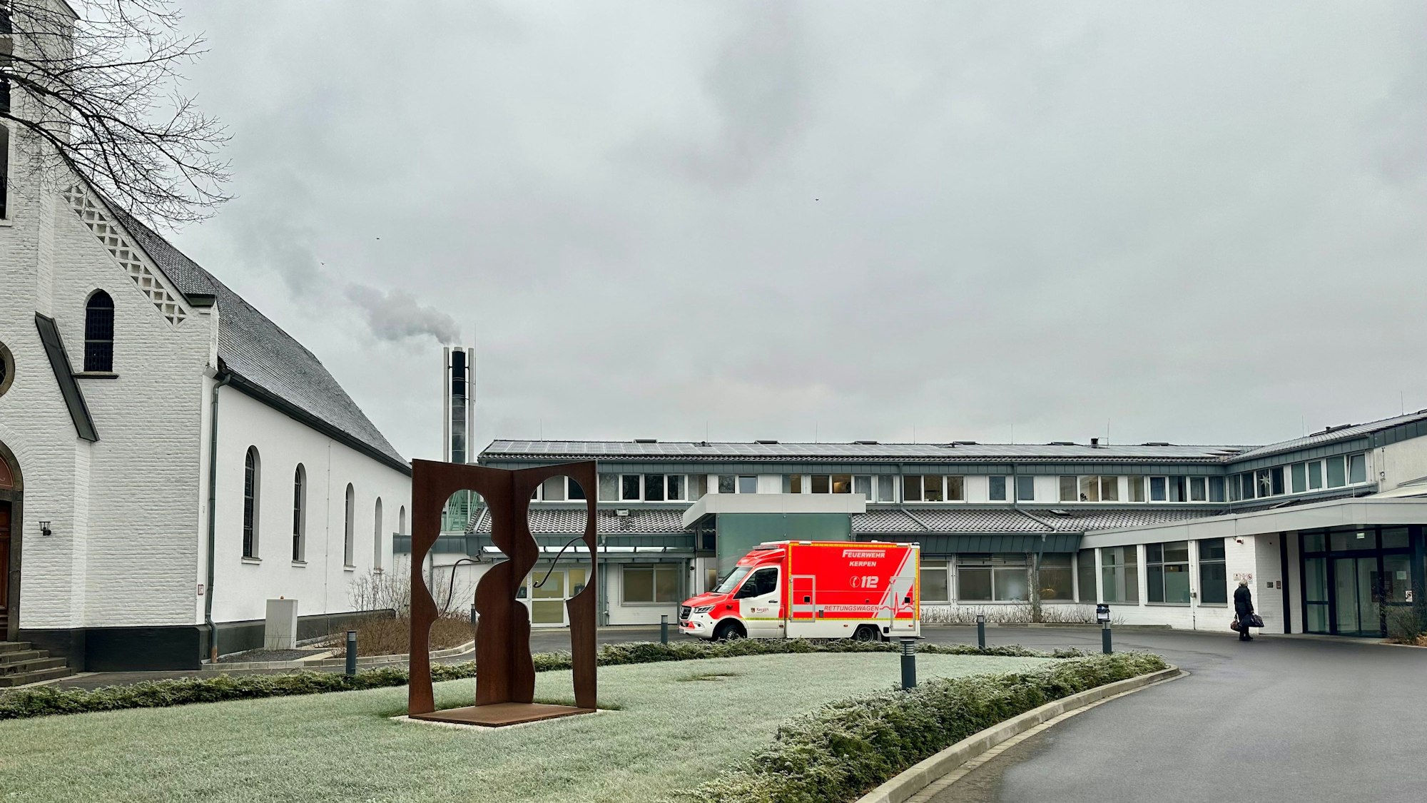 Das Bild zeigt das Krankenhaus und einen Rettungswagen.