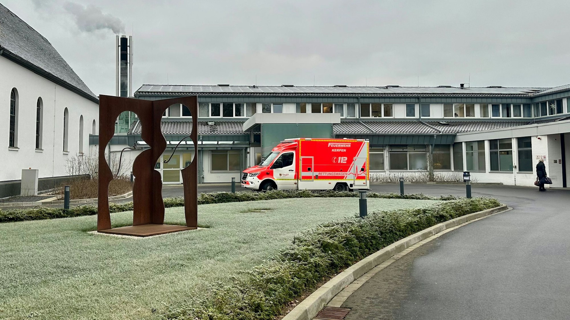 Zu sehen ist ein Rettungswagen vor einem Krankenhaus.