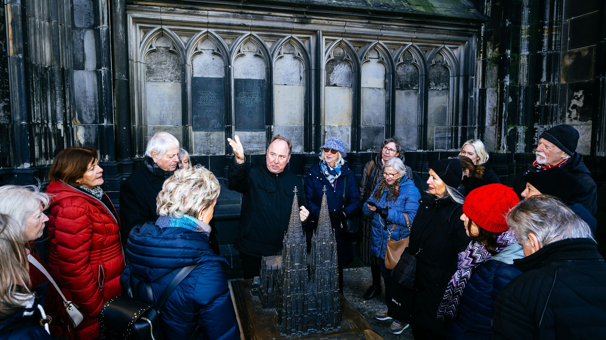 Der Dom im Kleinen vor dem Dom im Großen - am Modell für Sehbehinderte beginnt Robert Kleine seine Führung.