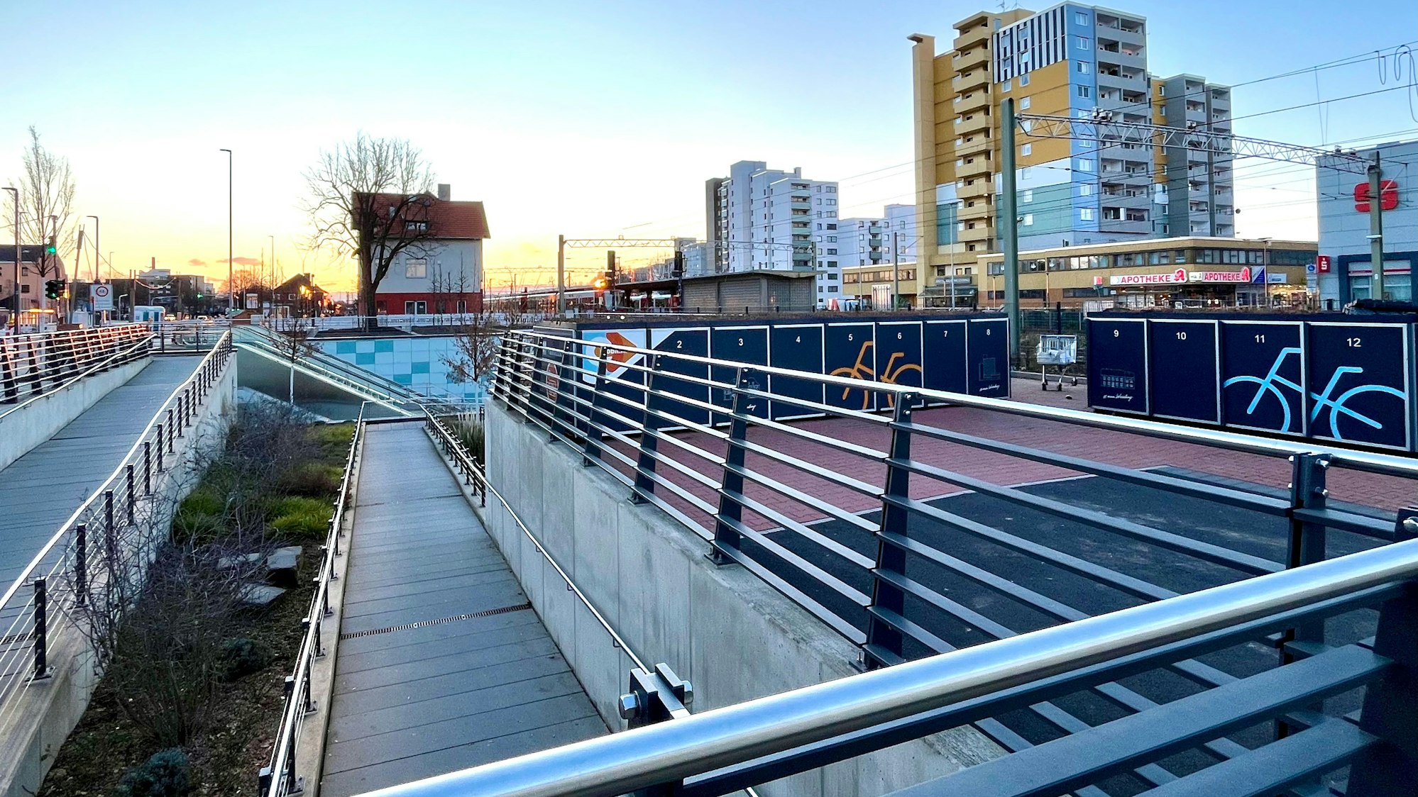 Auf dem Bild sind neue Fahrradboxen am Wesselinger Bahnhof zu sehen.
