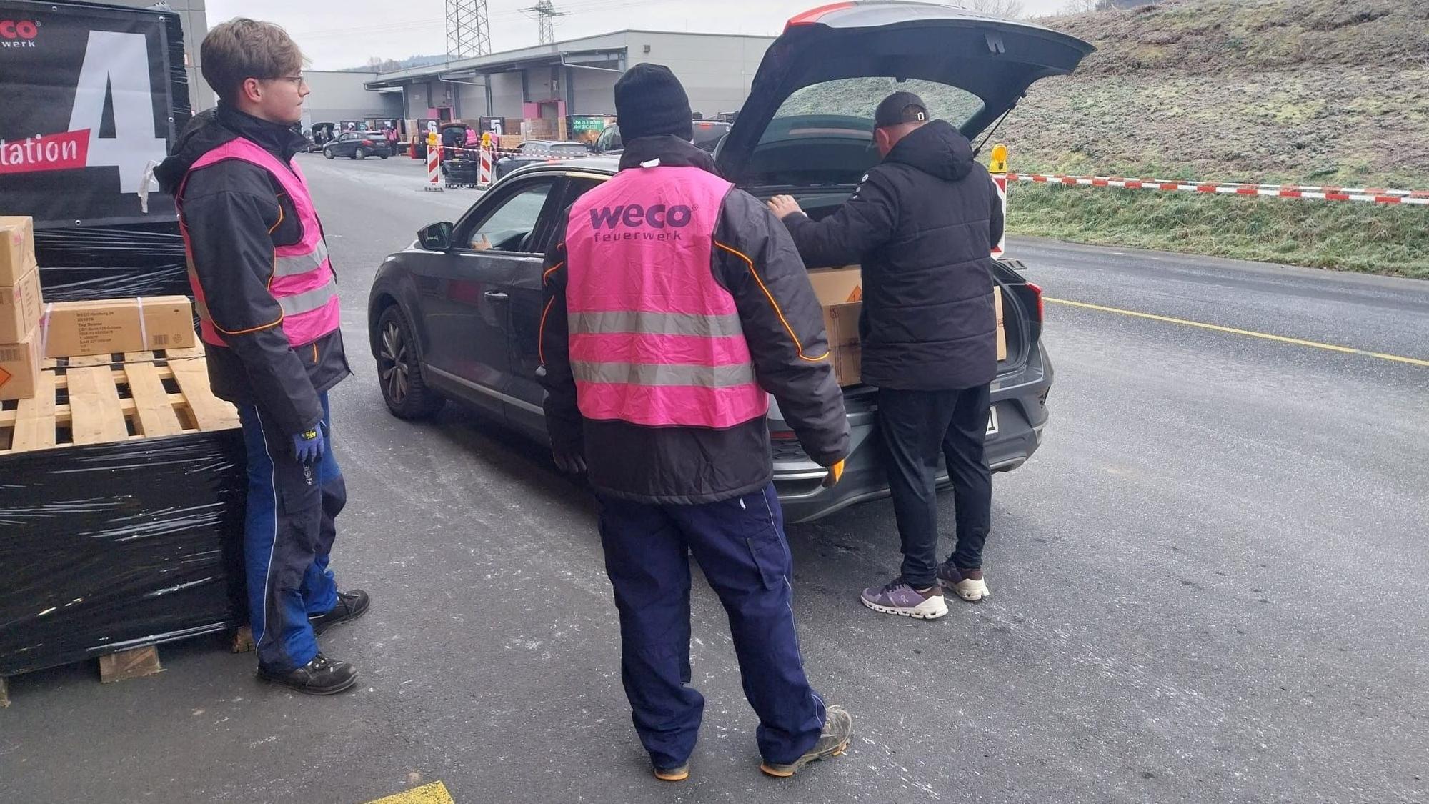 Beim Feuerwerkshersteller Weco in Eitorf hat die Auslieferung der begehrten Überraschungspakete begonnen. Kunden konnten die vorbestellten Pakete zu gewissen Zeitfenstern abholen.